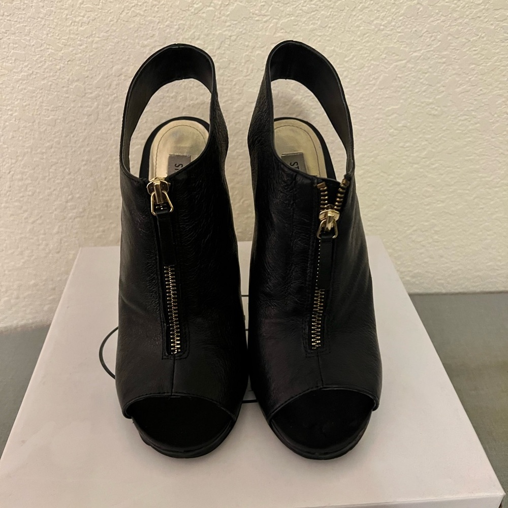 Steve Madden Black Peep-Toe Heels with Gold Zipper - Picture 4 of 4